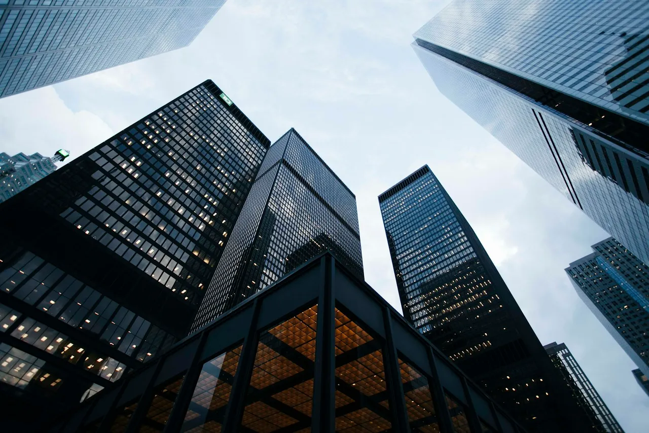 Reflective facade creating shifting public perspectives
